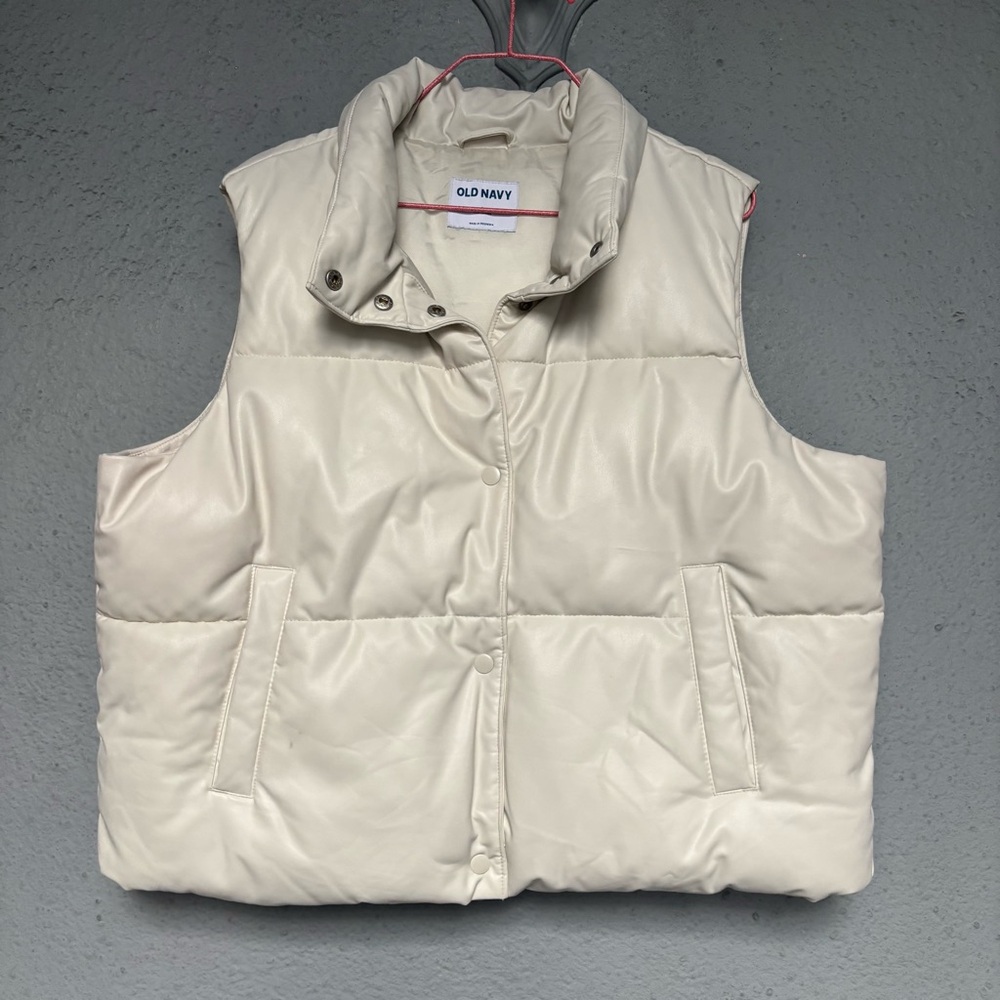 Old Navy Women's Off-White Puffer Vest